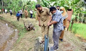 Komisi IV DPRD Provinsi Jawa Barat meninjau langsung kondisi Irigasi di Wilayah UPTD Cimanuk - Cisanggarung, Selasa (13/04/2021). (Foto: Farhat Mumtaz/Humas DPRD Jabar).