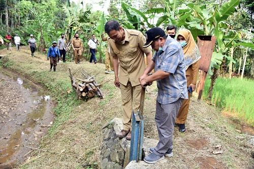 Komisi IV DPRD Provinsi Jawa Barat meninjau langsung kondisi Irigasi di Wilayah UPTD Cimanuk - Cisanggarung, Selasa (13/04/2021). (Foto: Farhat Mumtaz/Humas DPRD Jabar).
