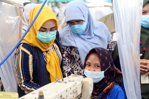 Pimpinan dan Anggota Komisi V DPRD Provinsi Jawa Barat saat melakukan kunjungan kerja ke PT Chang Shin Indonesia di Kabupaten Karawang, kunjungan kerja dalam rangka meninjau serta mendapatkan informasi terkait industri yang mempekerjakan penyandang disabilitas lebih dari satu persen, serta penanganan tenaga kerja yang tidak terdampak Pemutusan Hubungan Kerja (PHK) pada masa Pandemi Covid-19.Selasa (20/4/2021). (Foto : Rizky Ramdhani/Humas DPRD Jabar).