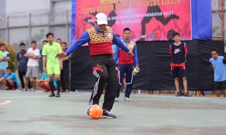 Kepala Lapas Gunungsindur Mujiarto tampak melakukan giat pembukaan Porseni dalam rangka semarak Harbhapas ke 57