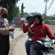 Satgas Covid 19 Desa Sukamulya, membagukan masker gratis bagi warga dan para pengguna kendaraan.