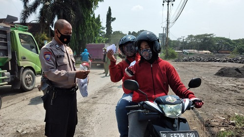Satgas Covid 19 Desa Sukamulya, membagukan masker gratis bagi warga dan para pengguna kendaraan.
