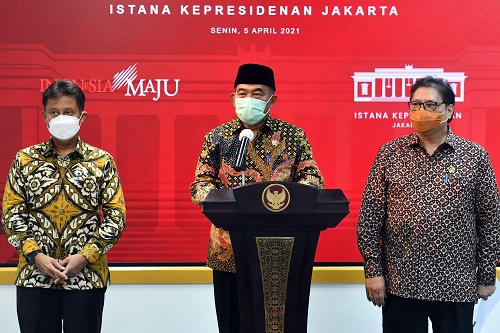 Menko PMK Muhadjir Effendy, Menko Perekonomian Airlangga Hartarto, dan Menkes Budi Gunadi Sadikin memberikan keterangan pers usai mengikuti rapat yang dipimpin oleh Presiden Jokowi, di Jakarta, Senin (05/04/2021) sore. (Foto: Humas Setkab/Rahmat)