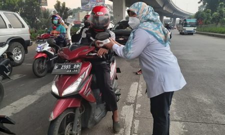 Lusiana Nurissiyadah saat bagikan takjil gratis di simpang Yasmin, Kota Bogor, Jumat (23/4/2021).
