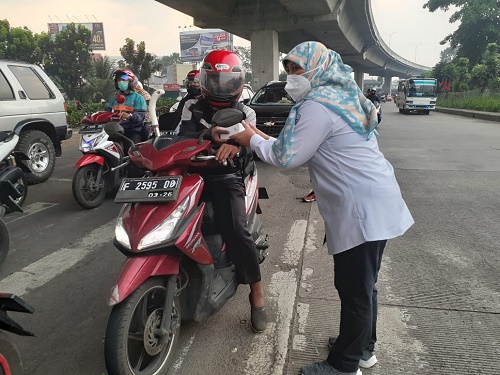 Lusiana Nurissiyadah saat bagikan takjil gratis di simpang Yasmin, Kota Bogor, Jumat (23/4/2021).