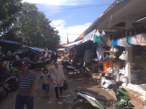 Suasana di Pasar Ciseeng yang dipadati pengunjung menjelang penetapan hari pertama puasa.