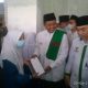 Wagub Jabar Uu Ruhzanul Ulum didampingi KH. Lemana, Ketua Baznas Kabupaten Bogor dan Muspika Kemang saat membagikan bantuan bagi yatim piatu dan para santri di Ponpes Miftahul Arsyad Desa Jampang Kecamatan Kemang, Selasa (20/4/2021).