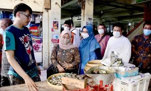 Pimpinan dan Anggota Komisi II DPRD Provinsi Jawa Barat lakukan sidak harga bahan kebutuhan pokok di Pasar Kanoman, Kota Cirebon, Jum’at (23/4/2021). (Foto : M. Sidiq/Humas DPRD Jabar).