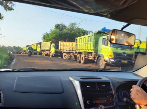 Kondisi jalan Putatnutug - Gerendong - Kampungsawah yang menghubungkan Kecamatan Ciseeng dan Kecamatan Rumpin.