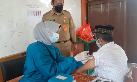 Keterangan foto : penyuntikan vaksin untuk lansia warga Kelurahan Cimahpar