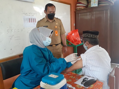 Keterangan foto : penyuntikan vaksin untuk lansia warga Kelurahan Cimahpar