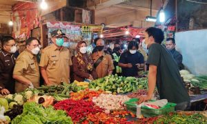 Dirut Tohaga Dampingi Wabup Iwan Tinjau Pasar Citereup 2, Bentuk Satgas Ramadhan Pantau Harga