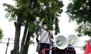 Wakil Ketua DPRD Provinsi Jawa Barat, Achmad Ru'yat Temui Masa Aksi Solidaritas Aksi Buruh Untuk Palestina di Depan Kantor Gubernur Jawa Barat, Jl. Diponogoro Kota Bandung. Selasa, (18/5/21). (Foto: Fahmi/ Humas DPRD Jabar)
