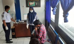 Keterangan foto : Calon penumpang di terminal Baranangsiang wajib saat tes GeNose
