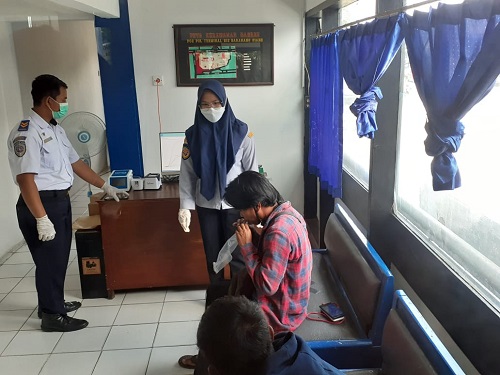 Keterangan foto : Calon penumpang di terminal Baranangsiang wajib saat tes GeNose