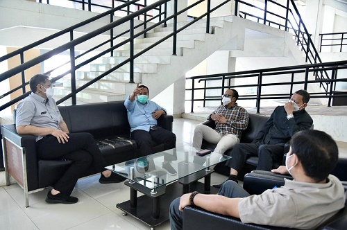 Komisi IV DPRD Provinsi Jawa Barat Saat Mengunjungi Cabang Dinas ESDM Wilayah V Kabupaten Sumedang Dalam Rangka Monitoring Kegiatan Tahun Anggaran 2021 dan Rencana Kegiatan Tahun Anggaran 2022. Selasa (04/05/2021). ( Foto : Farhat Mumtaz / Humas DPRD Jabar )