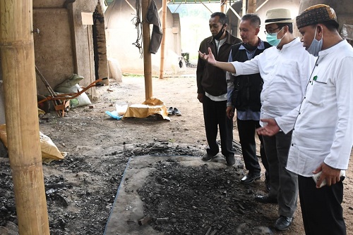 Komisi I DPRD Provinsi Jawa Barat saat meninjau pengolahan arang oleh BUMDes Cisaat, Kabupaten Subang, Kamis (20/5/2021). (Foto : Tri Angga/Humas DPRD Jabar).