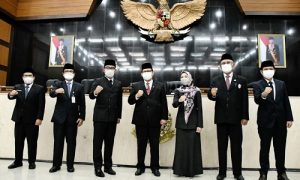 Dewan Perwakilan Rakyat Daerah (DPRD) Provinsi Jawa Barat Saat Rapat Paripurna dengan agenda Penyerahan Laporan Hasil Pemeriksaan (LPH) Atas Laporan Keuangan Pemerintah Daerah (LKPD) Provinsi Jawa Barat Tahun Anggaran 2020 di Ruang Rapat Paripurna DPRD Jabar. Jum'at, (28/5/21). (Foto : Ariez, Budi, Fahmi / Humas DPRD Jabar).