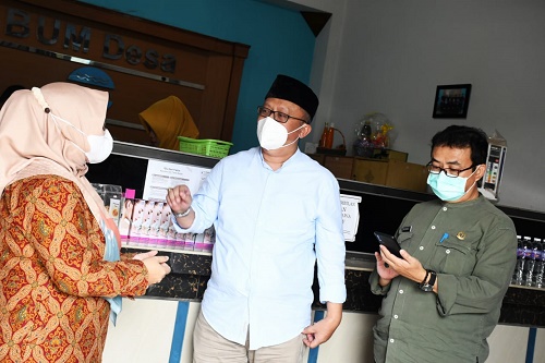 Komisi I DPRD Provinsi Jawa Barat meninjau langsung proses pengelolaan Badan Usaha Milik Desa (BUMDes) Niagara di Desa Wangi Sagara, Kabupaten Bandung, Jumat (21/5/2021). (Foto : Tri Angga/Humas DPRD Jabar).