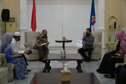 Bima Arya saat menerima 6 pengrajin batik di Paseban Suradipati, Balai Kota Bogor, Jumat (7/5/2021).