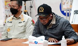 Sekretaris Komisi I DPRD Provinsi Jawa Barat Sadar Muslihat saat melakukan pemantauan titik penyekatan di Rest Area KM 72 A Ruas Tol Cipularang, Kamis (6/5/2021). (Foto : Tri Angga/Humas DPRD Jabar).