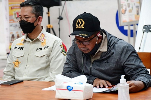 Sekretaris Komisi I DPRD Provinsi Jawa Barat Sadar Muslihat saat melakukan pemantauan titik penyekatan di Rest Area KM 72 A Ruas Tol Cipularang, Kamis (6/5/2021). (Foto : Tri Angga/Humas DPRD Jabar).