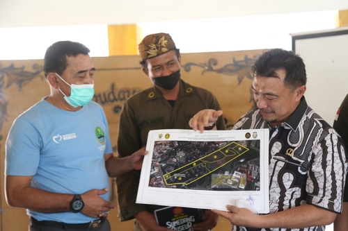 Pimpinan dan Anggota Komisi V DPRD Provinsi Jawa Barat saat meninjau perkembangan kegiatan budaya dan kesenian Saung Budaya Sumedang (Sabusu) di Kabupaten Sumedang, Jawa Barat. Jumat, (21/05/2021) (Foto : Rizky Ramdhani/Humas DPRD Jabar)