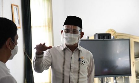 Wakil Ketua DPRD Provinsi Jawa Barat Achmad Ru'yat saat mengunjungi KCD Wilayah IV Kabupaten Purwakarta untuk memantau pelaksanaan Penerimaan Peserta Didik Baru (PPDB) Tahun Ajaran 2021/2022. Jum'at, (25/6/21). (Foto : Fahmi / Humas DPRD Jabar).