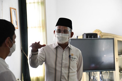 Wakil Ketua DPRD Provinsi Jawa Barat Achmad Ru'yat saat mengunjungi KCD Wilayah IV Kabupaten Purwakarta untuk memantau pelaksanaan Penerimaan Peserta Didik Baru (PPDB) Tahun Ajaran 2021/2022. Jum'at, (25/6/21). (Foto : Fahmi / Humas DPRD Jabar).