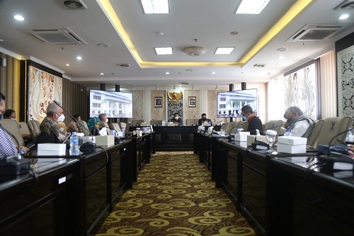 Komisi II DPRD Provinsi Jawa Barat gelar rapat kerja bersama Satuan Tugas Pemulihan Ekonomi Daerah bertempat di Gedung DPRD Jabar. Senin, (14/06/21). (Foto : Fahmi Nauval/Humas DPRD Jabar).