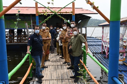 Komisi I DPRD Provinsi Jawa Barat lakukan kunjungan kerja terkait peran Badan Usaha Milik Desa (BUMDes) khususnya pengembangan konsep desa wisata BUMDes, di Desa Sukaratu Mandiri, Kecamatan Banyuresmi, Kabupaten Garut, Selasa (15/6/2021). (Foto : Fajar/Humas DPRD Jabar).