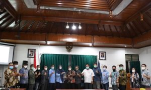 Komisi I DPRD Provinsi Jawa Barat kunjungi Kantor Diskominfo DIY dalam rangka studi komparasi terkait pengembangan dan pengelolaan desa digital, Selasa (8/6/2021). (Foto : Tri Angga/Humas DPRD Jabar).
