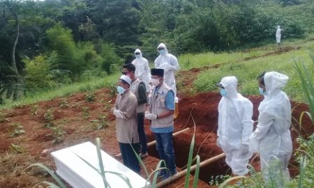 Petugas TPU Jabon Mekar bersama tim pemulasaran jenazah dari Satgas Covid dan pihak medis, tampak sedang melalukan giat pemakaman dengan prosedur dan standar protokol kesehatan yang ketat.