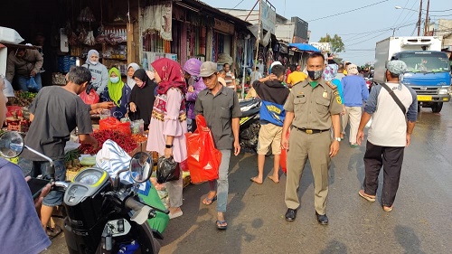 Petugas unit Satpol PP Kecamatan Parung sebagai bagian Satgas Covid 19 mengadakan giat himbauan pelaksanaan protokol kesehatan (prokes) pencegahan corona di Pasar Parung.
