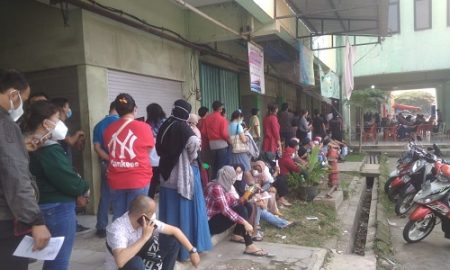 Kegiatan vaksinasi massal di pasar Tohaga Parung tampak diikuti ratusan peserta.