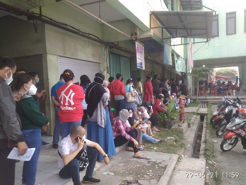 Kegiatan vaksinasi massal di pasar Tohaga Parung tampak diikuti ratusan peserta.