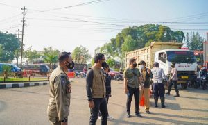 Wali Kota Bogor, Bima Arya bersama Kapolresta Bogor Kota, Kombes Pol. Susatyo Purnomo Condro, Sabtu (17/7/2021), memimpin langsung penyekatan di pos Check Point Brimob Kedung Halang,
