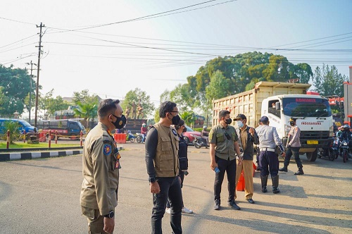 Wali Kota Bogor, Bima Arya bersama Kapolresta Bogor Kota, Kombes Pol. Susatyo Purnomo Condro, Sabtu (17/7/2021), memimpin langsung penyekatan di pos Check Point Brimob Kedung Halang,