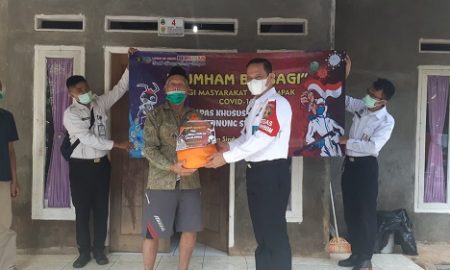 Mujiarto, Kepala Lapas Khusus kelas IIA Gunungsindur didampingi jajaran dan aparatur setempat membagikan paket bantuan sembako, vitamin dan masker gratis untuk warga terdampak pandemi covid 19