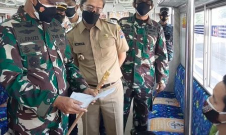 Wakil Wali Kota Bogor, Dedie A. Rachim mendampingi Danrem 061/Sk Brigjen TNI Achmad Fauzi melakukan pengecekan penumpang di Stasiun Bogor, Kecamatan Bogor Tengah, Kota Bogor, Senin (12/7/2021) pagi.