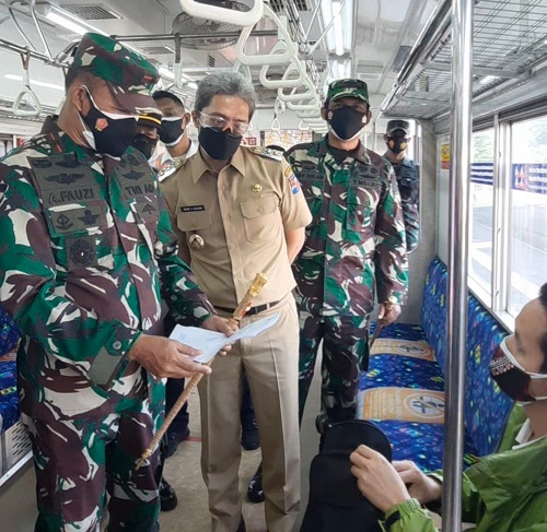 Wakil Wali Kota Bogor, Dedie A. Rachim mendampingi Danrem 061/Sk Brigjen TNI Achmad Fauzi melakukan pengecekan penumpang di Stasiun Bogor, Kecamatan Bogor Tengah, Kota Bogor, Senin (12/7/2021) pagi.
