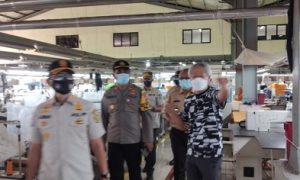 Kepala Satpol PP Kabupaten Bogor bersama tim Satgas Covid 19 Kabupaten dan Satgas Kecamatan saat melakukan operasi PPKM Darurat ke sejumlah perusahaan di Gunungsindur.