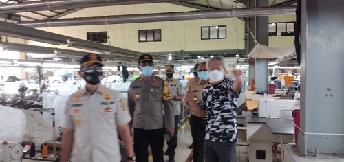 Kepala Satpol PP Kabupaten Bogor bersama tim Satgas Covid 19 Kabupaten dan Satgas Kecamatan saat melakukan operasi PPKM Darurat ke sejumlah perusahaan di Gunungsindur.