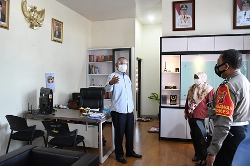 Wakil Ketua DPRD Provinsi Jawa Barat Achmad Ru'yat melaksanakan kunjungan kerja ke Kantor Samsat Kabupaten Subang, kunjungan tersebut dalam rangka pemantauan Pemberlakuan pembatasan kegiatan masyarakat (PPKM). Rabu, (14/7/2021).