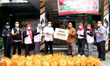 Ketua DPRD Kota Bogor, Atang Trisnanto bersama Anggota DPRD Provinsi Jawa Barat, Iwan suryawan bantu warga yang sedang isoman di Kelurahan Kedung Halang, Kecamatan Bogor Utara