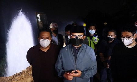 Wali Kota Bogor Bima Arya meninjau kebocoran pipa transmisi air baku 1.000 mm milik Perumda Tirta Pakuan di Gunung Gadung, Kelurahan Genteng, Kecamatan Bogor Selatan, Minggu (18/7/2021) malam.