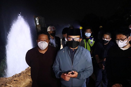 Wali Kota Bogor Bima Arya meninjau kebocoran pipa transmisi air baku 1.000 mm milik Perumda Tirta Pakuan di Gunung Gadung, Kelurahan Genteng, Kecamatan Bogor Selatan, Minggu (18/7/2021) malam.