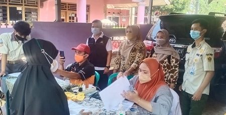 penyaluran bantuan sosial tunai (BST) Kemensos RI di wilayah Kecamatan Ciseeng dilakukan secara bergiliran di 10 desa.