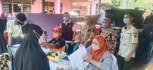 penyaluran bantuan sosial tunai (BST) Kemensos RI di wilayah Kecamatan Ciseeng dilakukan secara bergiliran di 10 desa.