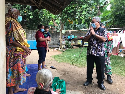 Camat Gunungsindur Jajang Dave Hatomi, memimpin langsung giat distribusi bantuan sosial paket sembako dari Bupati Ade Yasin bagi warga yang isoman karena terpapar covid 19.